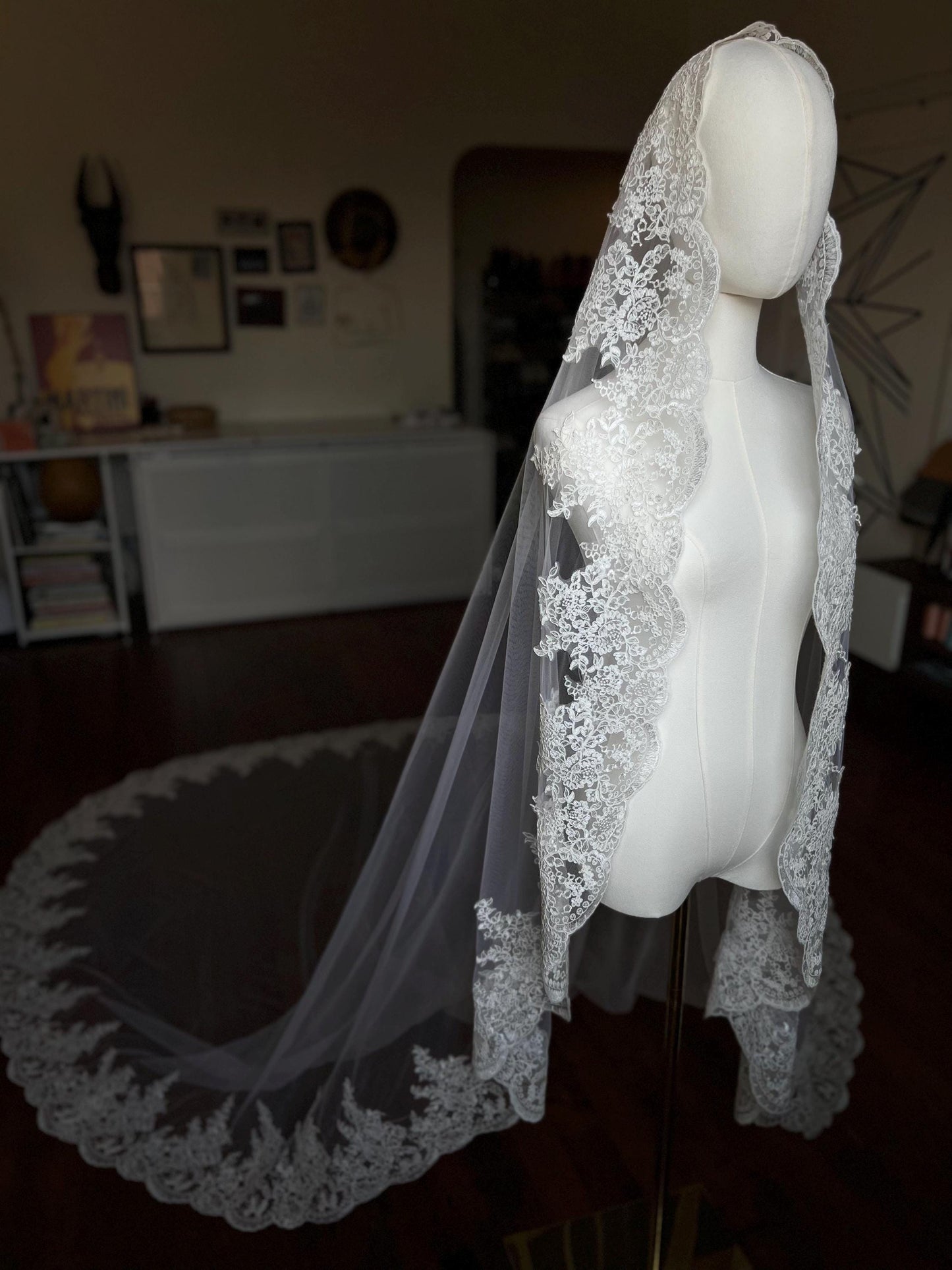 FOREVER YOURS | Scalloped Lace Mantilla Veil