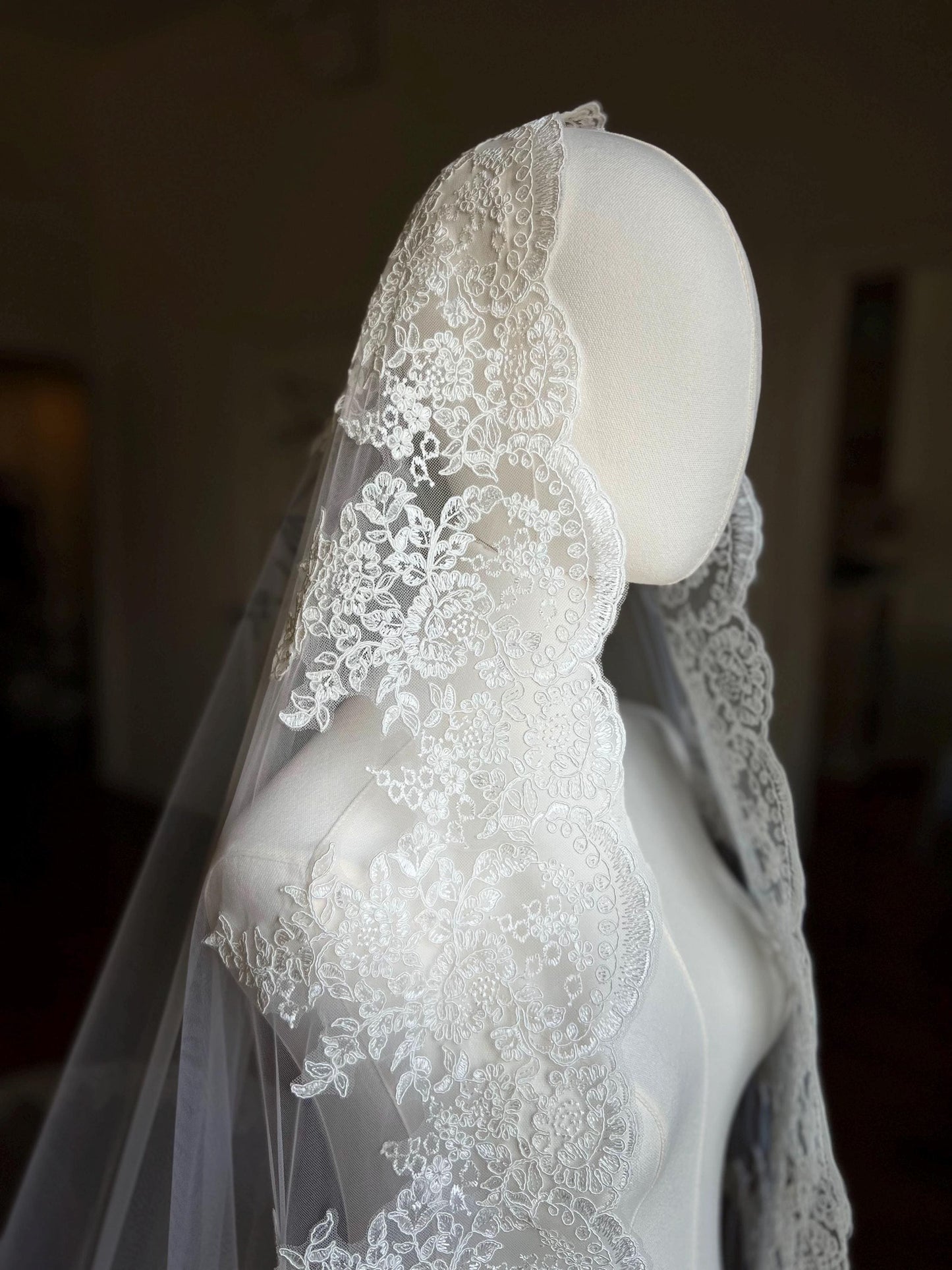 FOREVER YOURS | Scalloped Lace Mantilla Veil