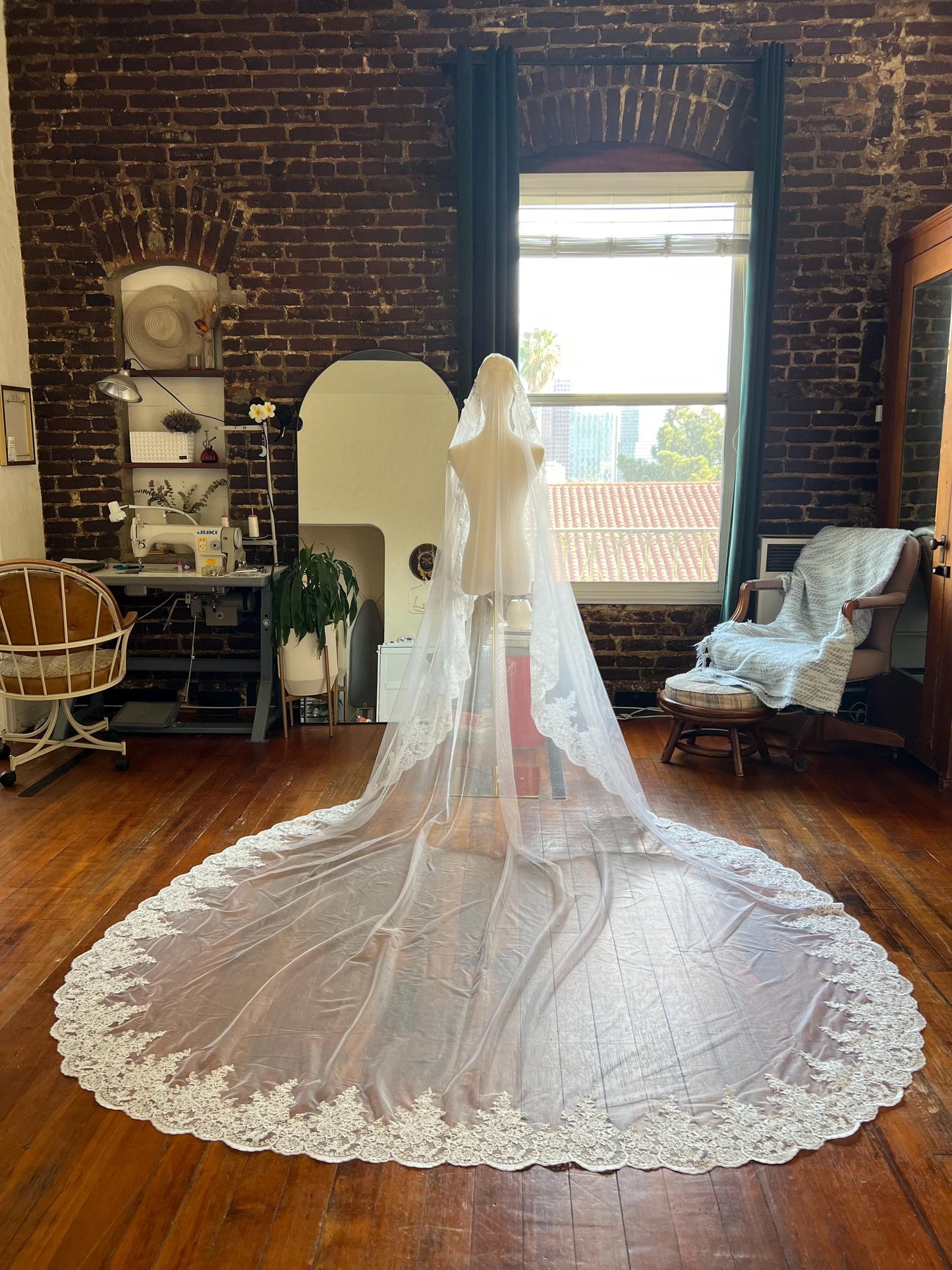 FOREVER YOURS | Scalloped Lace Mantilla Veil