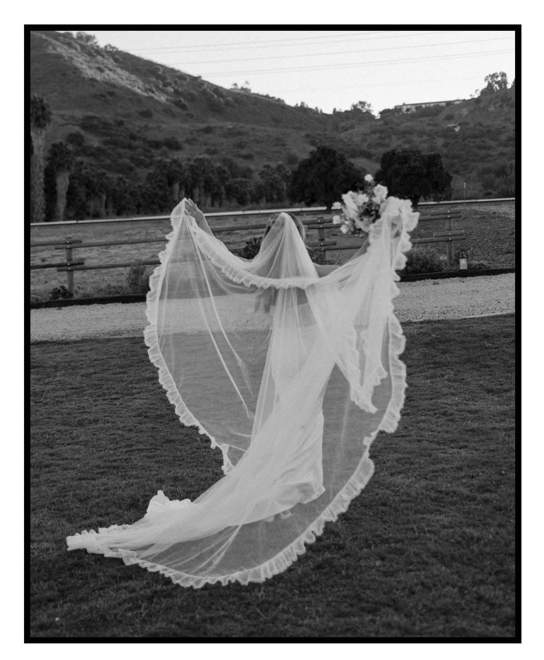 RUFFLE ME SOFTLY | Scallop Lace Edge Ruffle Veil