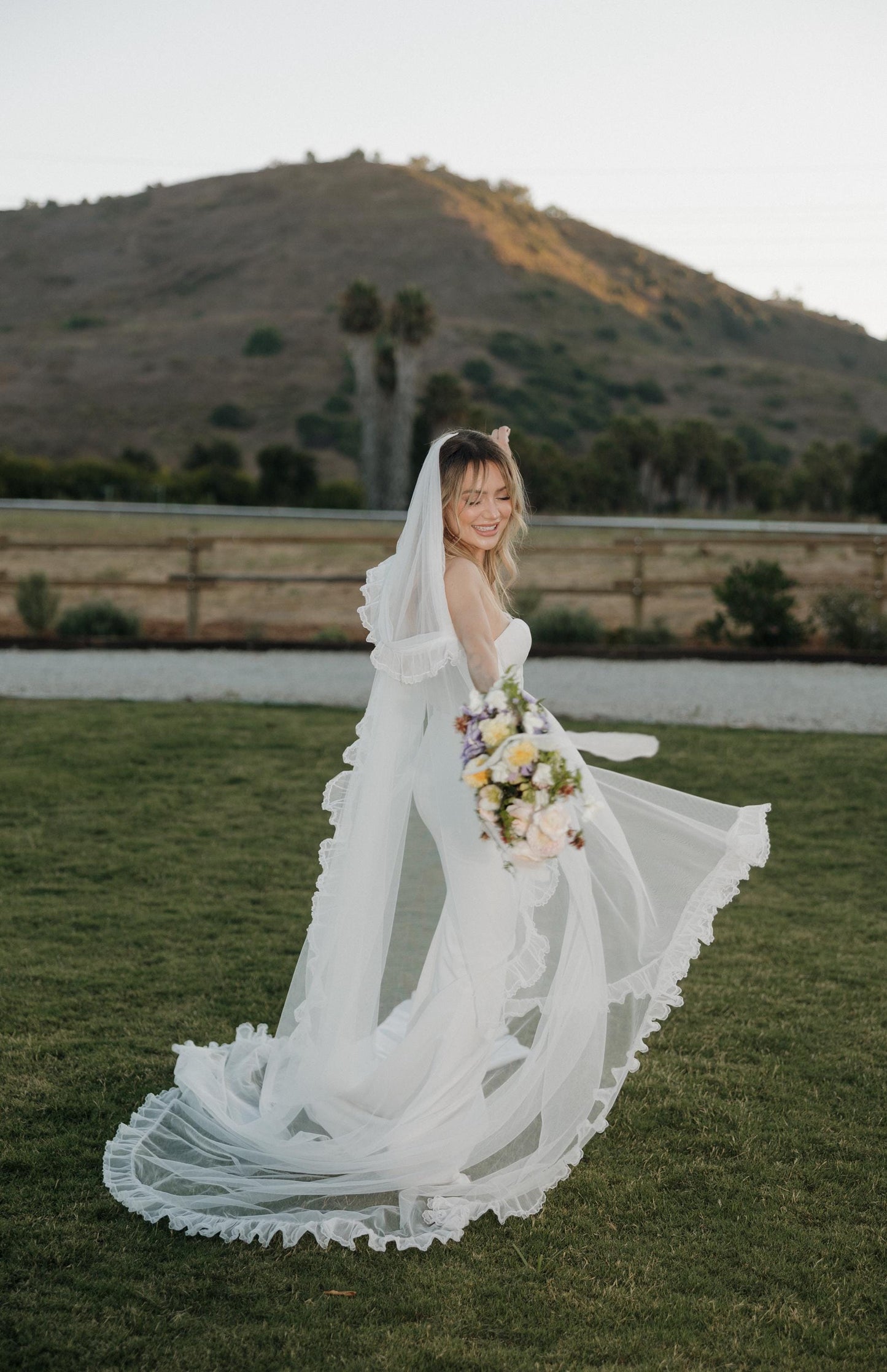 RUFFLE ME SOFTLY | Scallop Lace Edge Ruffle Veil